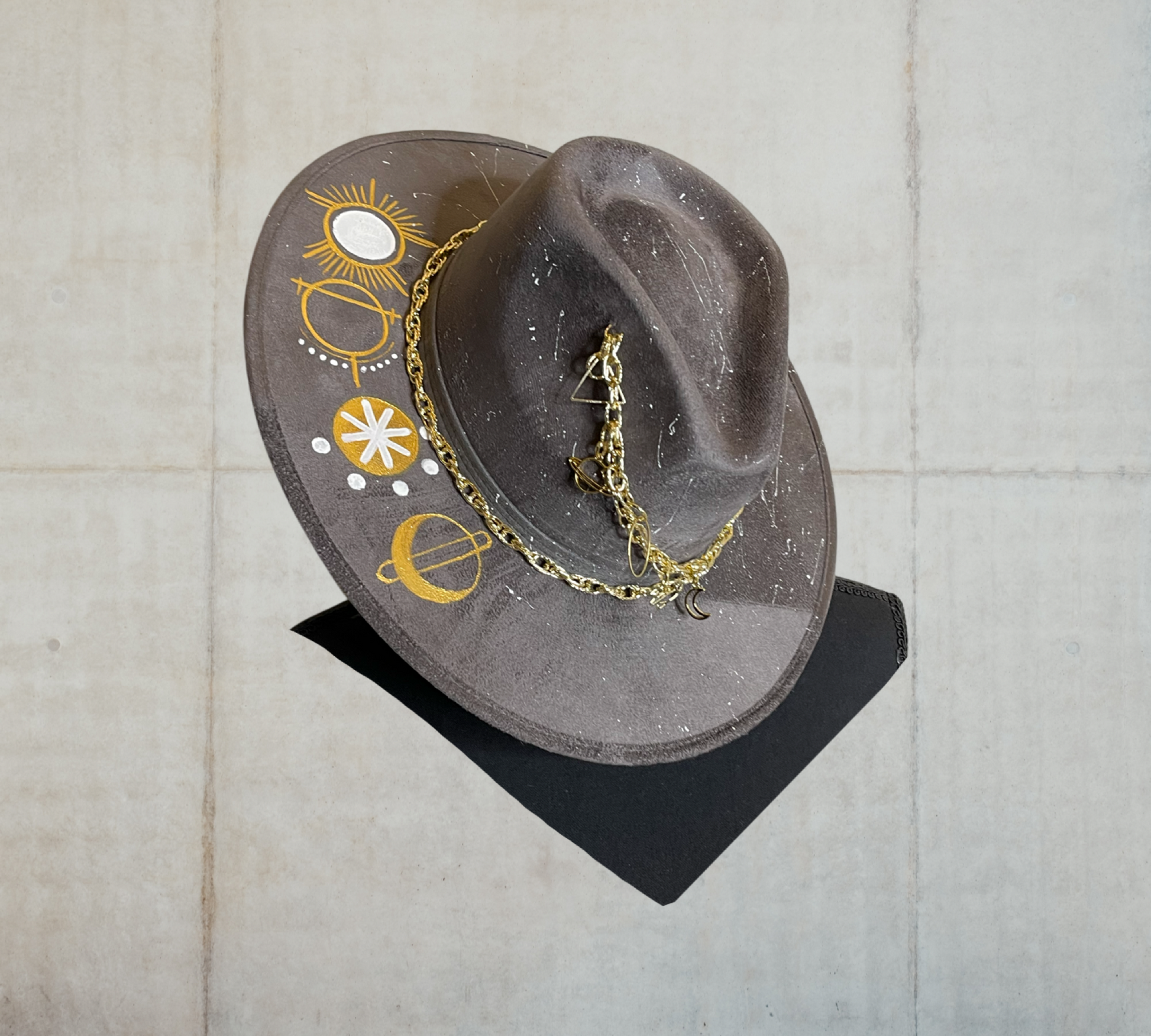 Astro Hand painted suede Fedora hat, with gold plated chain. Color STEELGREY